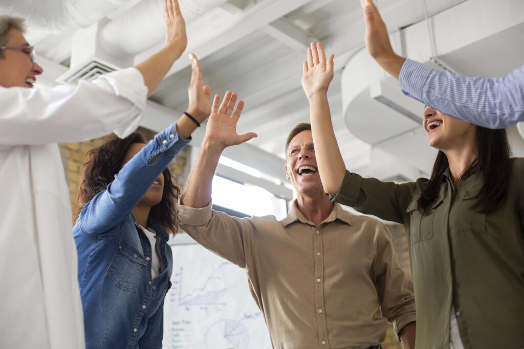 Un grupo de personas en una oficina